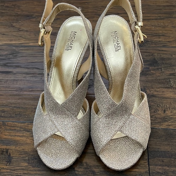 Michael Kors Gold metallic sandals - Picture 1 of 9
